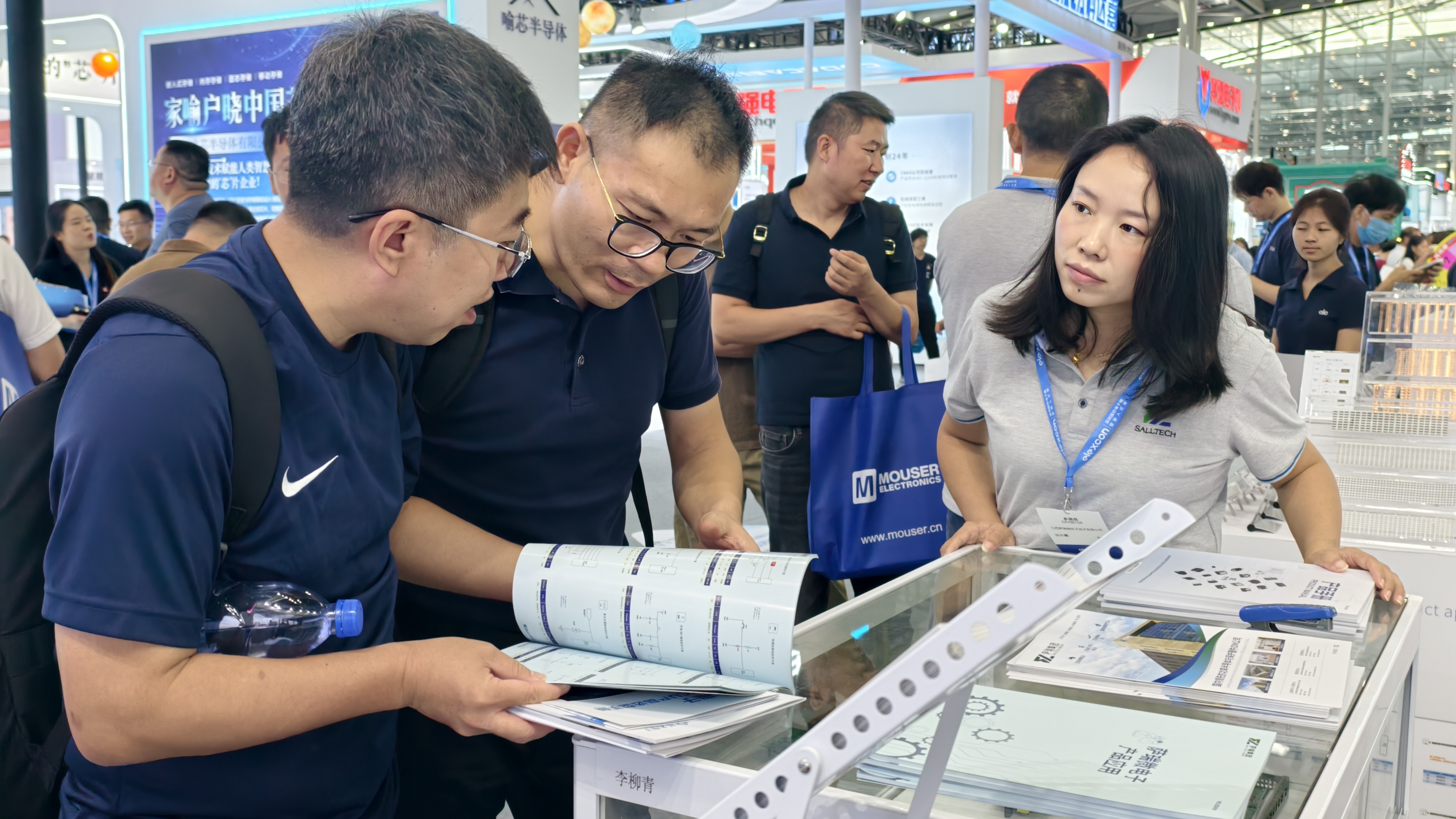 荣耀收官！江西vsports胜利微电子闪耀 2025 深圳电子展并荣获年度大奖